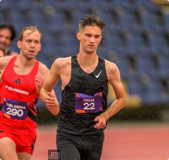 Jort Benz (nr. 22) in de strijd tijdens een baanwedstrijd